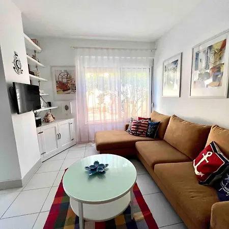 Beachfront In Qerret, Albania Апартаменты Голем